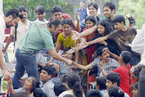 बच्‍चों के साथ बच्‍चे बने सल्‍लू मियां