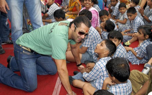 बच्‍चों के साथ बच्‍चे बने सल्‍लू मियां