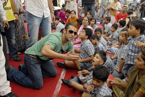 बच्‍चों के साथ बच्‍चे बने सल्‍लू मियां