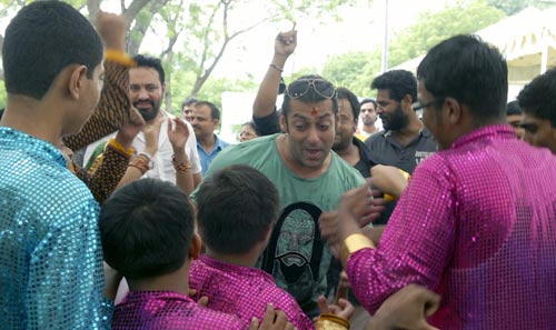 बच्‍चों के साथ बच्‍चे बने सल्‍लू मियां