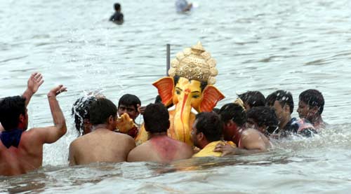मुंबई ने किया गणपति का विसर्जन