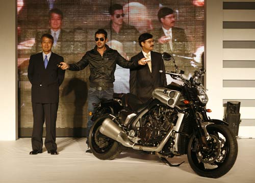 जॉन ने लॉन्‍च की यामाहा 'वी मैक्‍स'