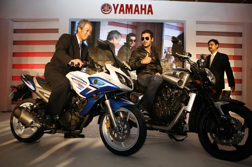 जॉन ने लॉन्‍च की यामाहा 'वी मैक्‍स'