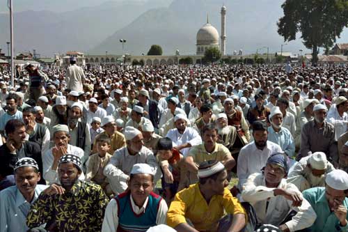 देश भर में धूमधाम से मनाई गई ईद