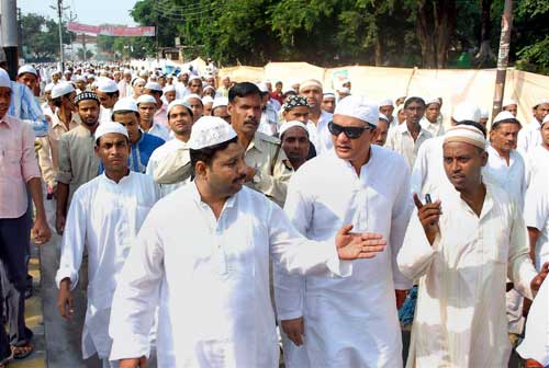 देश भर में धूमधाम से मनाई गई ईद