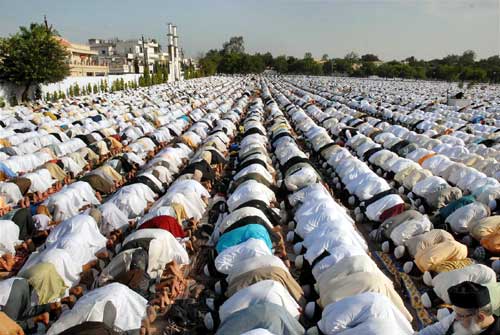 देश भर में धूमधाम से मनाई गई ईद