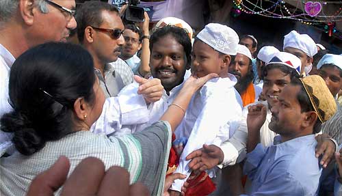 देश भर में धूमधाम से मनाई गई ईद