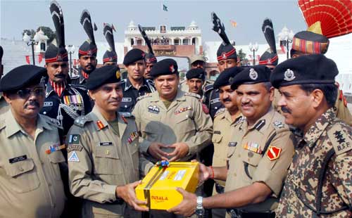 देश भर में धूमधाम से मनाई गई ईद