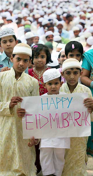 देश भर में धूमधाम से मनाई गई ईद