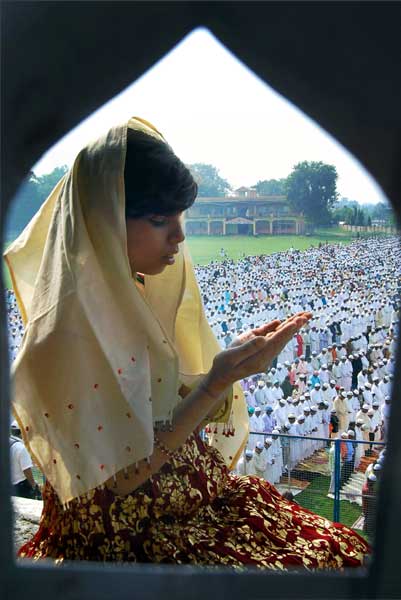 देश भर में धूमधाम से मनाई गई ईद