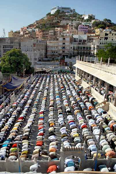 देश भर में धूमधाम से मनाई गई ईद