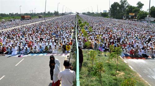 देश भर में धूमधाम से मनाई गई ईद