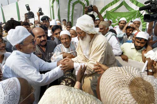 देश भर में धूमधाम से मनाई गई ईद