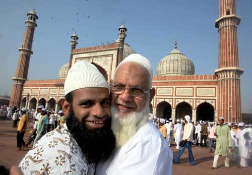 देश भर में धूमधाम से मनाई गई ईद