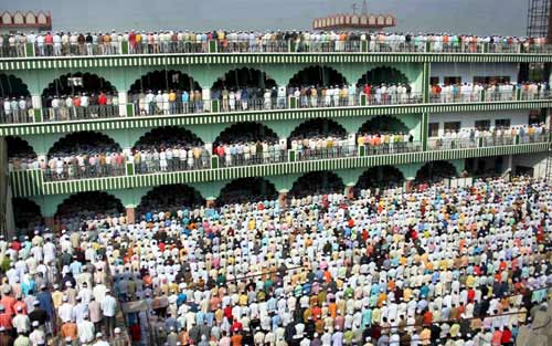 देश भर में धूमधाम से मनाई गई ईद