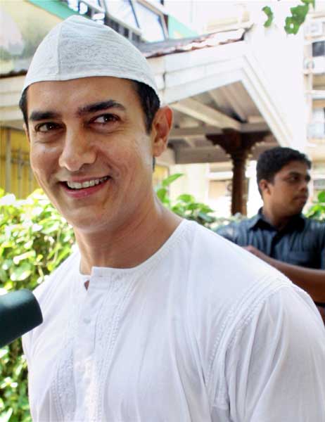 देश भर में धूमधाम से मनाई गई ईद