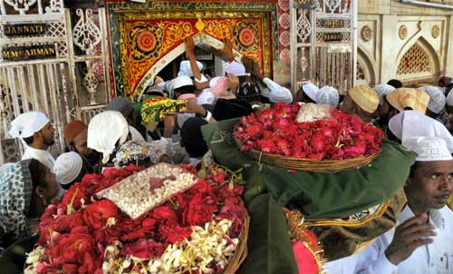 देश भर में धूमधाम से मनाई गई ईद