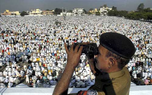 देश भर में धूमधाम से मनाई गई ईद