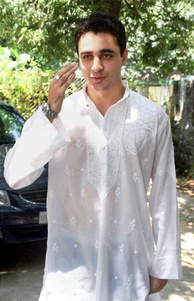 देश भर में धूमधाम से मनाई गई ईद