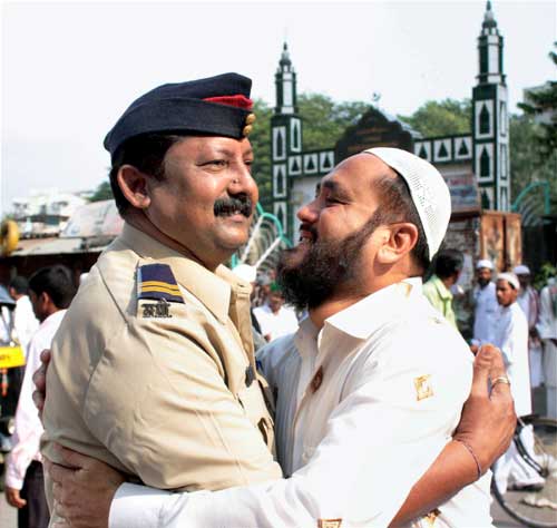 देश भर में धूमधाम से मनाई गई ईद