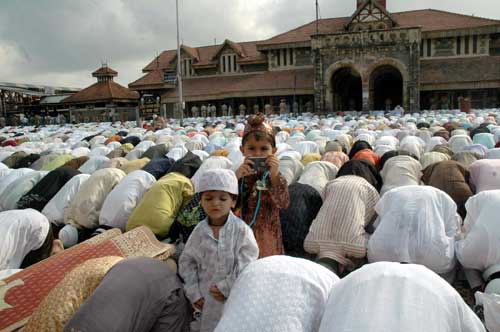 देश भर में धूमधाम से मनाई गई ईद