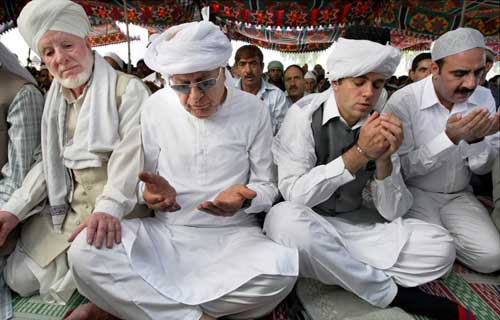 देश भर में धूमधाम से मनाई गई ईद