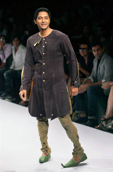 रैंप पर उतरे बॉलीवुड के सितारे