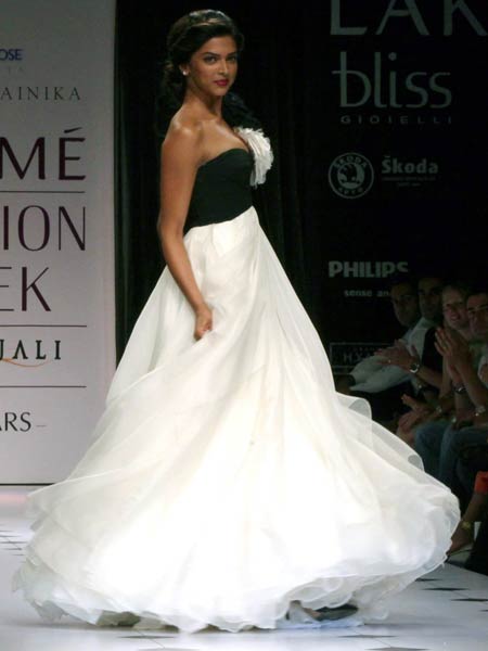 रैंप पर उतरे बॉलीवुड के सितारे