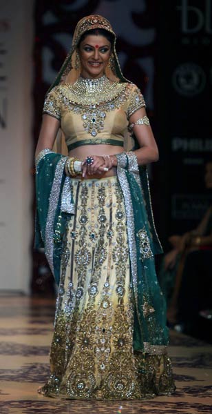 रैंप पर उतरे बॉलीवुड के सितारे