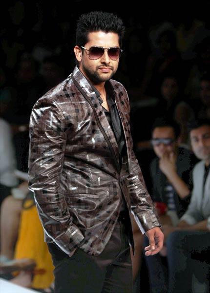 रैंप पर उतरे बॉलीवुड के सितारे