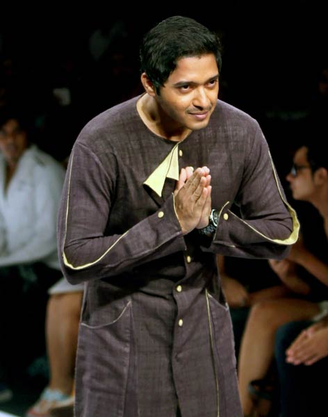 रैंप पर उतरे बॉलीवुड के सितारे