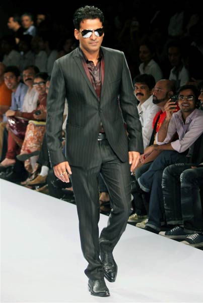 रैंप पर उतरे बॉलीवुड के सितारे