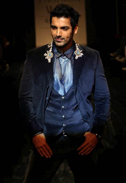 रैंप पर उतरे बॉलीवुड के सितारे