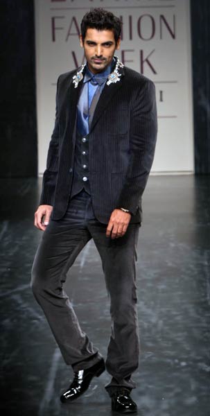 रैंप पर उतरे बॉलीवुड के सितारे