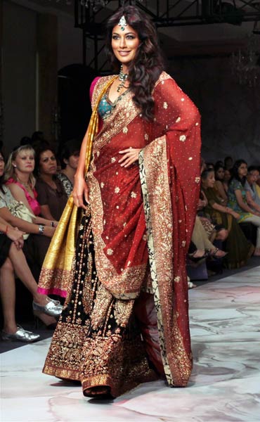 रैंप पर उतरे बॉलीवुड के सितारे