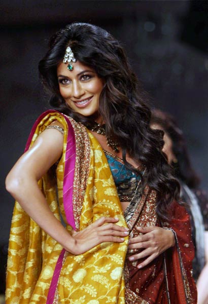 रैंप पर उतरे बॉलीवुड के सितारे