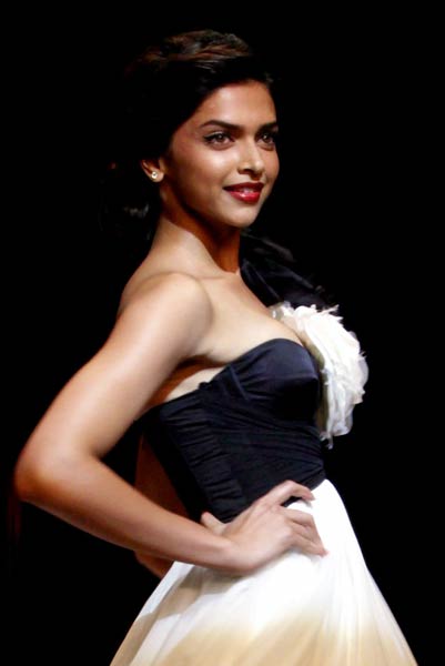 रैंप पर उतरे बॉलीवुड के सितारे