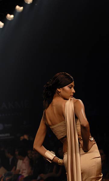 तरुण तहलियानी के डिजाइन परिधानों की धूम