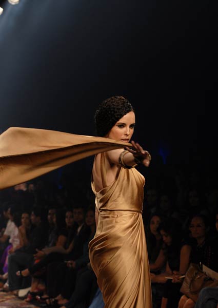 तरुण तहलियानी के डिजाइन परिधानों की धूम