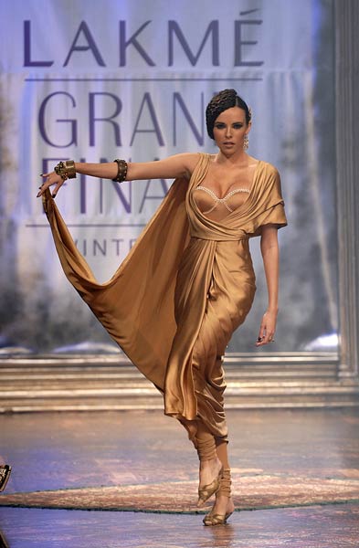 तरुण तहलियानी के डिजाइन परिधानों की धूम