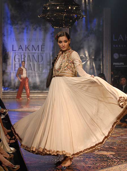 तरुण तहलियानी के डिजाइन परिधानों की धूम