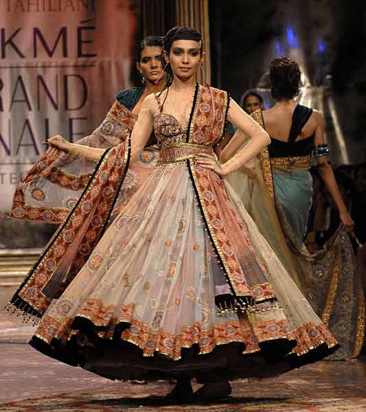 तरुण तहलियानी के डिजाइन परिधानों की धूम