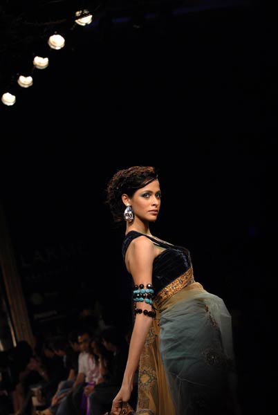 तरुण तहलियानी के डिजाइन परिधानों की धूम