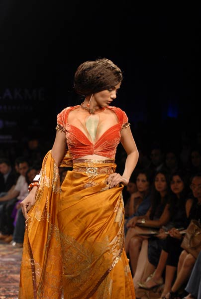 तरुण तहलियानी के डिजाइन परिधानों की धूम