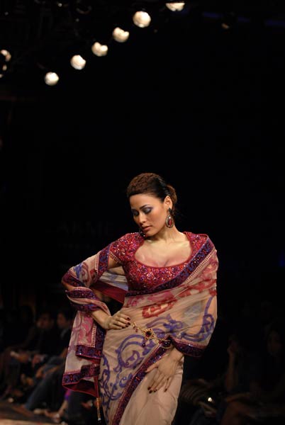 तरुण तहलियानी के डिजाइन परिधानों की धूम