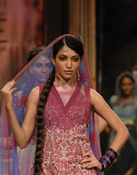 तरुण तहलियानी के डिजाइन परिधानों की धूम