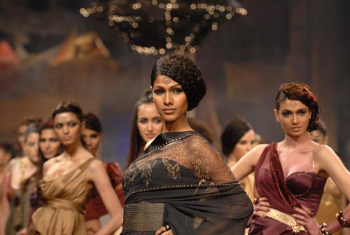 तरुण तहलियानी के डिजाइन परिधानों की धूम