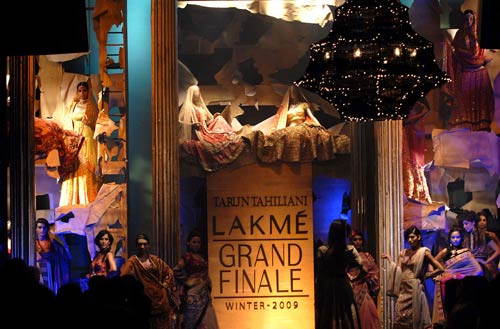 तरुण तहलियानी के डिजाइन परिधानों की धूम