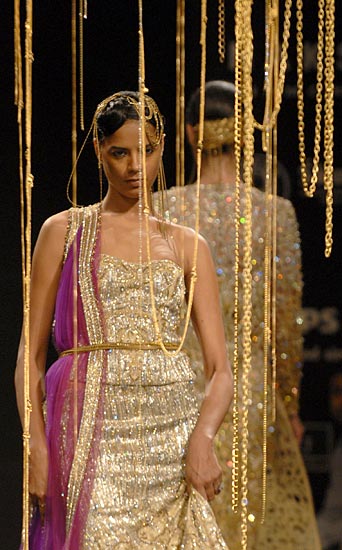 रैम्‍प पर दिखा लारा दत्ता का जलवा