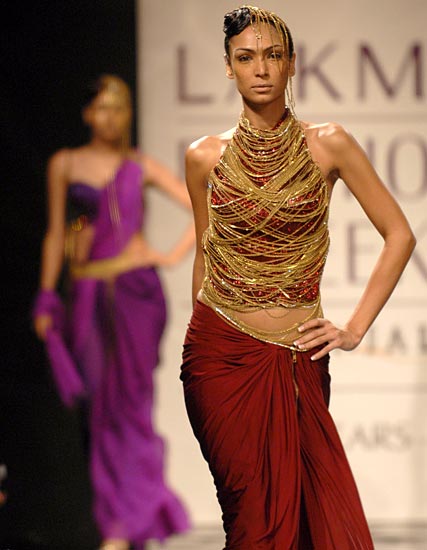 रैम्‍प पर दिखा लारा दत्ता का जलवा